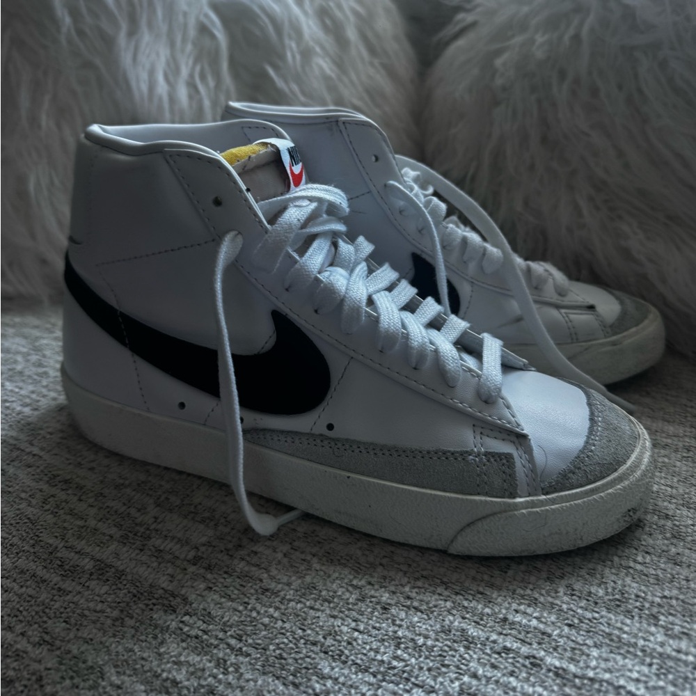 Women’s Nike White and Black Trailblazer no box